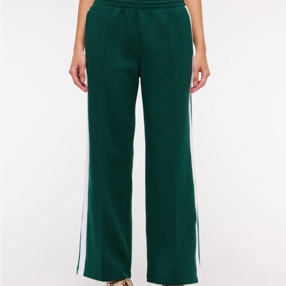 Abercrombie & Fitch Women's YPB neoKNIT Wide Leg Pant - Picture 3 of 4